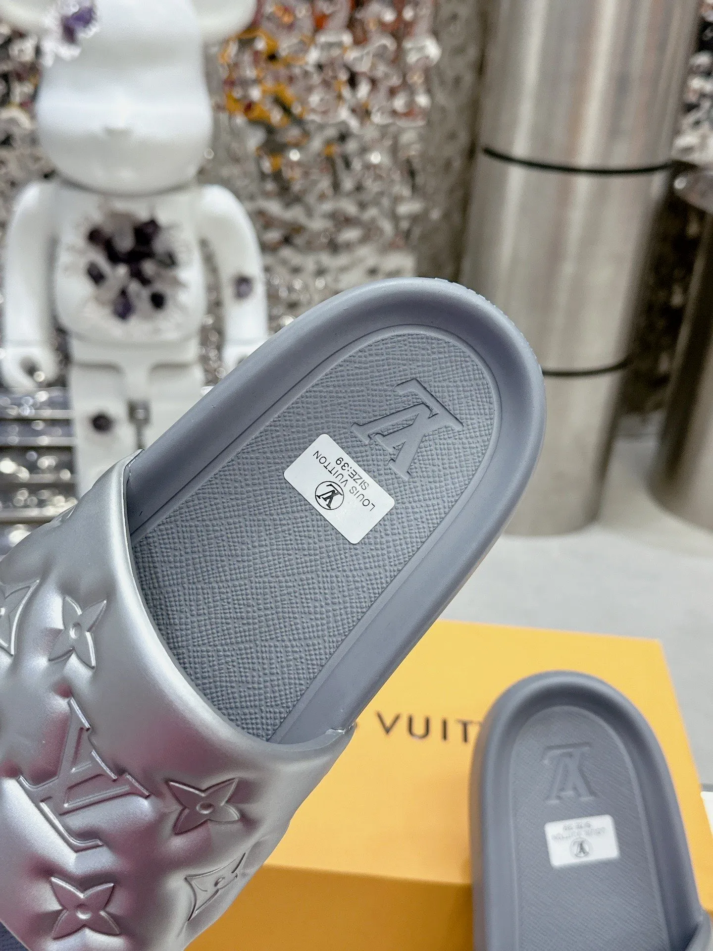 [L Home] P: 280💰 ▪️Shoe size: Women's 35-40 Men's 38-46▪️Packaging: Counter top quality~original packaging 𝟐𝟎𝟐5 Louis Vuitton counter's new embossed slippers, lv monogram embossed slippers, Waterfront sandals are back with a new look, and the upper buckle is embossed with lv's iconic Monogram pattern. Made of waterproof rubber with a comfortable and resilient insole. The lightweight, flexible outsole is embossed with the Louis Vuitton logo. ▪️Fabric: Original molded rubber foam surface ▪️Technology: embossed logo ▪️Sole: Original molded rubber foam outsole ▪️Sole thickness: 3CM.